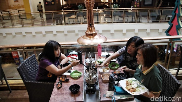 PPKM Level 2 Jakarta membuat aturan makan dan minum di sejumlah restoran mall kini hanya 60 menit dan kapasitas 50 persen.