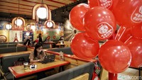 Sejumlah pegunjung menikmati makanan di restoran kawasan Mal Artha Gading, Jakarta Utara, Selasa (30/11). Beberapa peraturan kembali diterapkan bagi pengunjung yang ingin makan di restoran.
