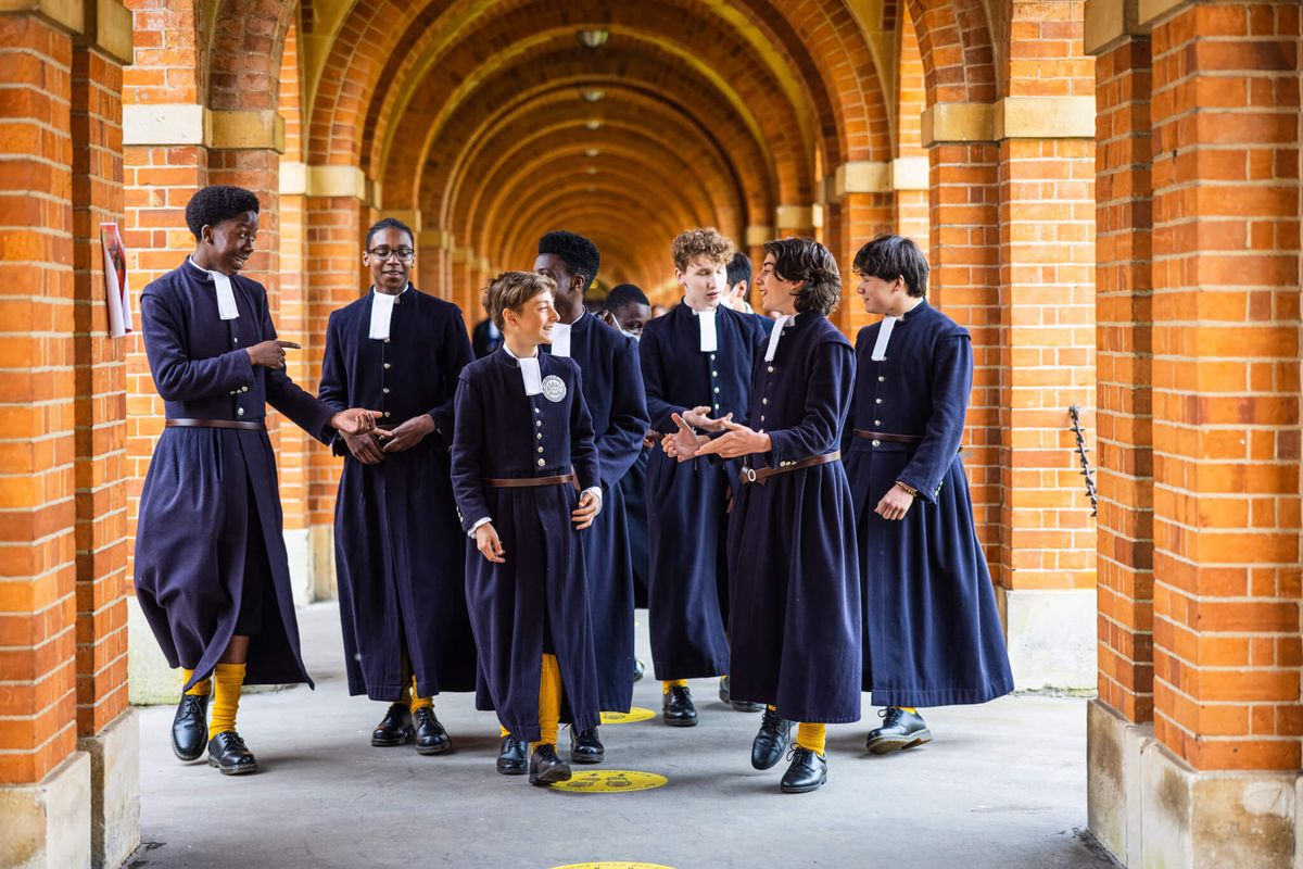 Cara Mengungkap Identitas Melalui Seragam