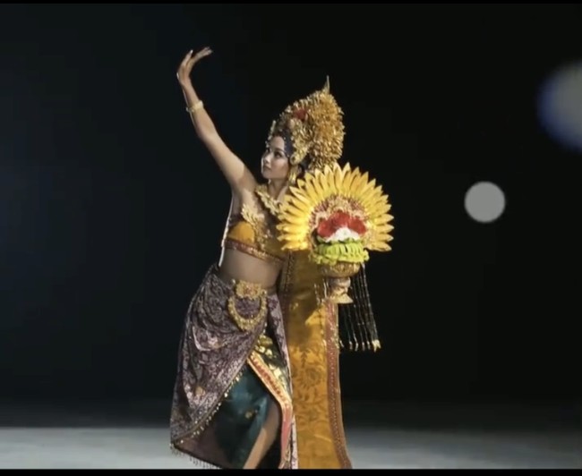 Dalam keterangan yang diunggah ke Instagram, Inggi menjelaskan bahwa kostum nasional Sophia Rogan ini merupakan simbol rasa syukur pada Yang Maha Kuasa sebagai pencipta alam semesta.  Foto: Dok. Instagram @inggikendran.official