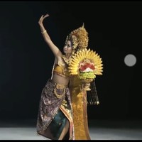 Dalam keterangan yang diunggah ke Instagram, Inggi menjelaskan bahwa kostum nasional Sophia Rogan ini merupakan simbol rasa syukur pada Yang Maha Kuasa sebagai pencipta alam semesta.  Foto: Dok. Instagram @inggikendran.official