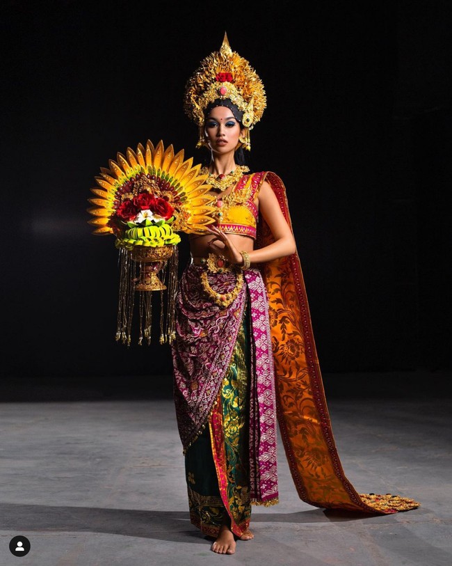 Inilah gaya Sophia Rogan mengenakan kostum nasional Bali Sundaram. Sophia memakai busana ini untuk kompetisi kostum nasional Miss Grand International 2021 yang berlangsung Selasa (30/11/2021) malam di Thailand. Foto: Instagram@thesophiarogan