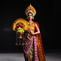 Inilah gaya Sophia Rogan mengenakan kostum nasional Bali Sundaram. Sophia memakai busana ini untuk kompetisi kostum nasional Miss Grand International 2021 yang berlangsung Selasa (30/11/2021) malam di Thailand. Foto: Instagram@thesophiarogan