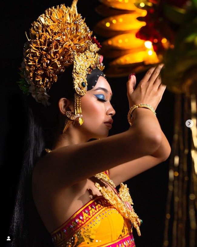 “BALI SUNDARAM - The Beauty within Holly Blessing,” demikian tema kostum nasional Sophia Rogan karya Inggi Indrayana Kendran. Foto: Instagram@thesophiarogan