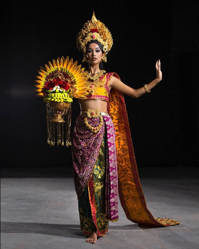 Bali Sundaram yang dikenakan Sophia Rogan ini juga menjadi simbol kedamaian dari ajaran Tri Hita Karana. Tri Hita Karana merupakan suatu konsep atau ajaran dalam agama hindu yang selalu menitikberatkan bagaimana antara sesama bisa hidup secara rukun dan damai. Foto: Instagram@thesophiarogan