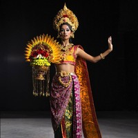 Bali Sundaram yang dikenakan Sophia Rogan ini juga menjadi simbol kedamaian dari ajaran Tri Hita Karana. Tri Hita Karana merupakan suatu konsep atau ajaran dalam agama hindu yang selalu menitikberatkan bagaimana antara sesama bisa hidup secara rukun dan damai. Foto: Instagram@thesophiarogan