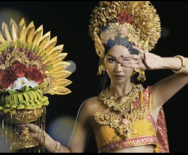 Kostum nasional Bali Sundaram yang dipakai Sophia Rogan ini merupakan karya desainer Bali, Inggi Indrayana Kendran. Inggi sebelumnya juga mendesain kostum nasional untuk Bella Aprilia yang berkompetisi di Miss Intercontinental 2021. Foto: Dok. Instagram @inggikendran.official