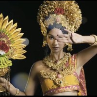 Kostum nasional Bali Sundaram yang dipakai Sophia Rogan ini merupakan karya desainer Bali, Inggi Indrayana Kendran. Inggi sebelumnya juga mendesain kostum nasional untuk Bella Aprilia yang berkompetisi di Miss Intercontinental 2021. Foto: Dok. Instagram @inggikendran.official