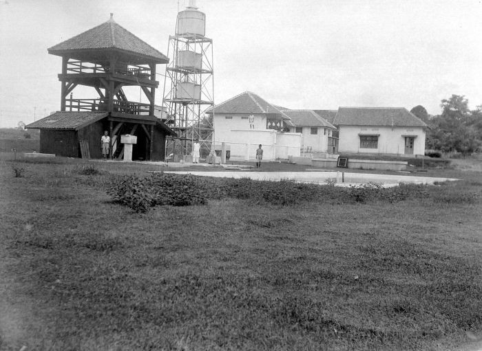 Stasiun uji pasokan air di Meester Cornelis (kini Jatinegara), kawasan particuliere landerijen di Batavia.