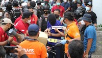 Warga tampak berdatangan untuk menyaksikan proses reka ulang adegan ini. Beberapa pengendara yang melaju di ruas jalan di depan gudang ini juga memperlambat laju kendaraannya untuk bisa sekilas menyaksikan kegiatan tersebut. Kondisi ini pun sempat membuat lalu lintas di depan gudang rokok tersendat.
