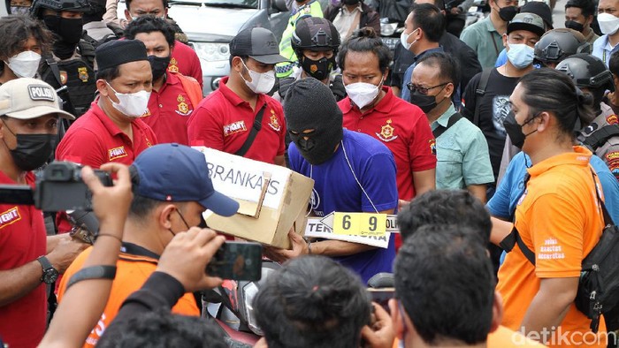 Polresta Solo menggelar rekonstruksi kasus perampokan dan pembunuhan berencana satpam gudang rokok di Solo, Jawa Tengah, Suripto (33) hari ini.