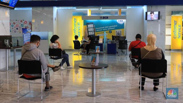 Suasana tukar ATM Chip Bank BCA. (CNBC Indonesia/Muhammad Sabki)