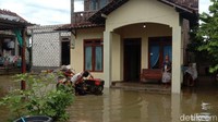 Hingga saat ini tidak ada warga yang mengungsi akibat banjir tersebut.   