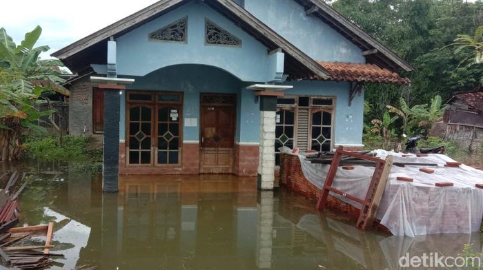 Sungai Silugonggo Meluap, Pemukiman di Pati Terendam Banjir Permukiman warga di Desa Mintobasuki Kecamatan Gabus, Kabupaten Pati, Jawa Tengah terendam banjir, Selasa (30/11/2021).
