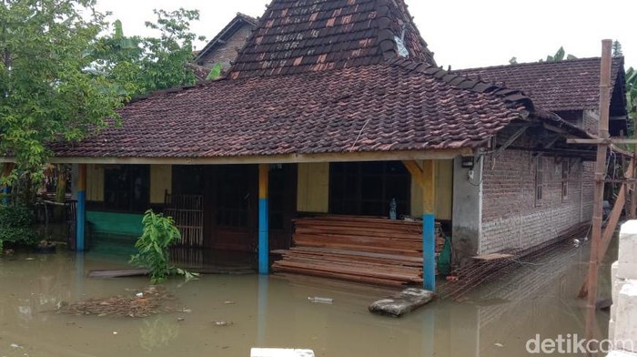 Sungai Silugonggo Meluap, Pemukiman di Pati Terendam Banjir Permukiman warga di Desa Mintobasuki Kecamatan Gabus, Kabupaten Pati, Jawa Tengah terendam banjir, Selasa (30/11/2021).