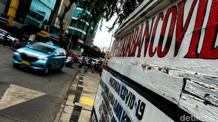 Replika peti mati korban COVID-19 di Kemang, Jakarta Selatan, kini terlihat seperti pajangan semata. Pasalnya, benda tersebut tidak terawat dan data tidak diperbarui.