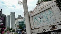 Kayu juga tampak mulai lapuk. 