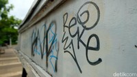 Bagian pada peti tidak terawat seperti vandalisme di mana-mana.