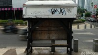 Seperti ini penampakan terkini tugu replika peti mati korban COVID-19 di Jalan Kemang Raya, Jakarta Selatan, Selasa (30/11).