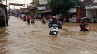 Akses jalan permukiman dan alternatif Kudus-Pati juga terendam banjir dengan ketinggian 40 centimeter. 