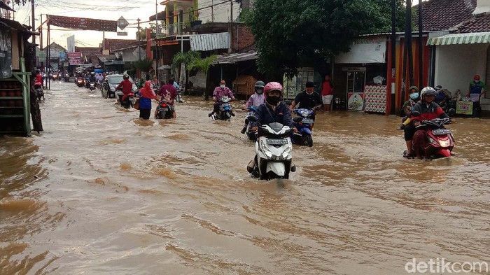 Tanggul Sungai Dawe Jebol, Mejobo Kudus Terendam Banjir Hujan deras terjadi semalam menyebabkan tanggul Sungai Dawe di wilayah Kecamatan Mejobo, Kabupaten Kudus, Jawa Tengah jebol, Selasa (30/11/2021). Permukiman warga hingga akses jalan terpantau terendam banjir pagi ini.