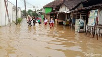 Banjir menggenangi wilayah Desa Mejobo, Kecamatan Mejobo, Selasa (30/11) pagi. Permukiman warga pun tergenang banjir hingga ketinggian 40 centimeter.