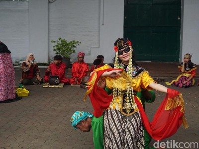 Berkenalan dengan Ratu Stevanny, Penari Sintren Cantik Keluarga Keraton Cirebon