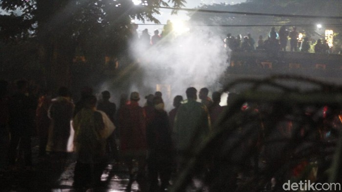 Massa buruh yang berunjuk rasa mengawal penetapan UMK 2022 masih mengepung kantor gubernur Jabar di Gedung Sate, Kota Bandung.
