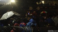 Seperti diketahui, buruh mulai berdatangan di Gedung Sate sejak pagi hari. Hingga sore hari, gelombang massa buruh pun masih terus berdatangan ke Gedung Sate. Mereka meminta agar bisa bertemu Gubernur Jabar Ridwan Kamil dan agar upah minimum sesuai rekomendasi kabupaten/kota.