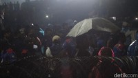 Pantauan detikcom pada pukul 20.30 WIB, pihak kepolisian masih bersiaga mengawal jalannya aksi. Polisi dan mobil pengurai massa pun telah disiagakan di bagian depan Gedung Sate.