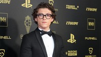 Tom Holland datang mengenakan tuksedo dan aksesori kacamata. (Foto: dok. Instagram @spidermanmovie)