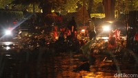 Pantauan detikcom, Jalan Diponegoro yang pada siang tadi dipenuhi oleh ribuan buruh dari berbagai aliansi pekerja, kembali bisa dilintasi oleh kendaraan umum. Pagar berduri yang memagari Gedung Sate sebagian telah luluh lantak, sampah-sampah pun berserakan. 