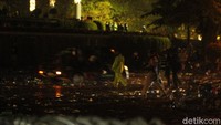 Jas hujan plastik yang digunakan oleh buruh pun sebagian digantung di kawat berduri. Sekadar diketahui, hari hujan gerimis terus mengguyur wilayah Gedung Sate sekitar pukul 15.00 WIB hingga malam.