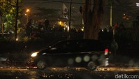 Pihak kepolisian pun masih bersiaga di halaman Gedung Sate. Tak terlihat aktivitas mencolok dari massa buruh yang mengawal penetapan UMK agar sesuai rekomendasi kabupaten/kota.