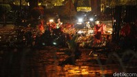Massa buruh pun sebagian masih bertahan di area Gedung Sate, tepatnya di Lapangan Gasibu Kota Bandung.