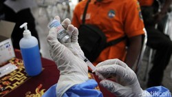 Vaksinasi booster COVID-19 di Indonesia bakal dimulai pada 12 Januari 2022. Vaksinasi booster ini akan diberikan dengan kriteria tertentu.