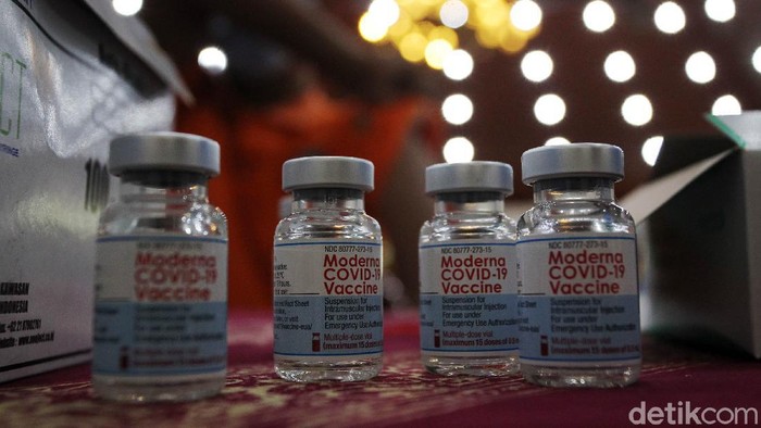Petugas menyuntikan vaksinasi Covid-19 dosis tiga kepada relawan di Graha Wana Bhaktiyasa, Yogyakarta, Selasa (30/11/2021). Sejumlah relawan dari Badan Penanggulangan Bencana Daerah D. I. Yogyakarta mengikuti vaksinasi massal Covid-19 dosis tiga di Graha Wana Bhakti Yasa, Yogyakarta. Vaksinasi Covid-19 dosis tiga atau vaksin booster untuk relawan ini menggunakan vaksin moderna. Program vaksin booster diselenggara selama tiga hari.