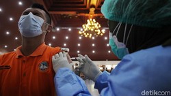 Relawan Badan Penanggulangan Bencana DIY mengikuti vaksinasi massal COVID-19 dosis tiga di Graha Wana Bhakti Yasa. Mereka disuntik dengan vaksin moderna.