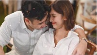 Pasangan ini sama-sama bukan tipe yang suka mengumbar kemesraan di depan publik. Sangat jarang membicarakan soal hubungungan mereka di depan kamera. Foto: dok. Channel YouTube Vidi Aldiano