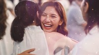 Sheila Dara Aisha tampak tersenyum bahagia mendapat ucapan selamat dari sahabat yang juga hadir pada momen malam itu. Foto: dok. Channel YouTube Vidi Aldiano