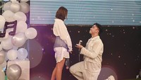 Vidi Aldiano berlutut meminta Sheila Dara menjadi istrinya dengan mempersembahkan sebuah cincin yang sudah dia siapkan. Foto: dok. Channel YouTube Vidi Aldiano
