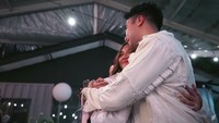 Usai resmi dilamar, Vidi Aldiano dan Sheila Dara Aisha tak hentinya saling merangkul dan tersenyum bahagia. Foto: dok. Channel YouTube Vidi Aldiano