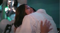Tersipu bahagia, Sheila Dara menganggukan kepalanya dan menerima lamaran Vidi Aldiano. Foto: dok. Channel YouTube Vidi Aldiano