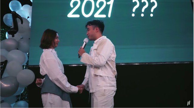 Pada Maret lalu, Vidi Aldiano melamar sang kekasih saat Sheila Dara merayakan ulang tahunnya ke-31. Foto: dok. Channel YouTube Vidi Aldiano