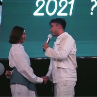 Pada Maret lalu, Vidi Aldiano melamar sang kekasih saat Sheila Dara merayakan ulang tahunnya ke-31. Foto: dok. Channel YouTube Vidi Aldiano