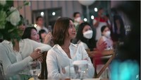 Awalnya Sheila Dara seperti tak tahu momen ulang tahun Vidi Aldiano ke-31 akan menjadi momen dirinya dilamar. Foto: dok. Channel YouTube Vidi Aldiano