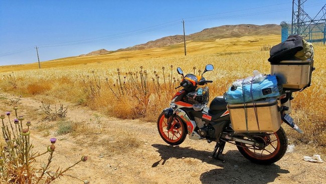 Di Indonesia, ada pria bernama Jeffrey Ronny Polnaja yang berasal dari Solo, Jawa Tengah. Ia melakukan perjalanan keliling dunia di sepanjang garis khatulistiwa, melintasi negara-negara tropis dengan naik motor. Perjalanan tersebut ke tiga kalinya bagi Jeffrey. Foto: Dok. pribadi Alfi.