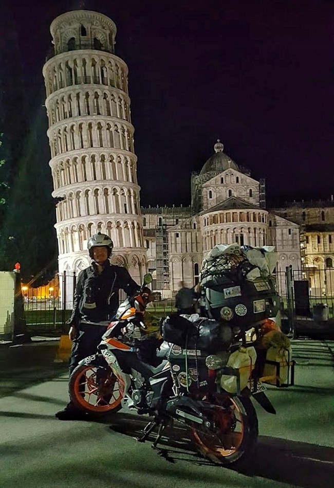 Video TikTok di Paris itu video tahun 2017. Kami mengendarai sepeda motor dari Malaysia ke London. Hanya kami berdua suami istri, ungkap Alfi kepada Wolipop, Senin (29/11/2021). Foto: Dok. pribadi Alfi.