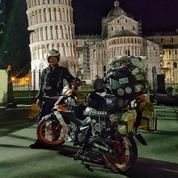 Video TikTok di Paris itu video tahun 2017. Kami mengendarai sepeda motor dari Malaysia ke London. Hanya kami berdua suami istri, ungkap Alfi kepada Wolipop, Senin (29/11/2021). Foto: Dok. pribadi Alfi.