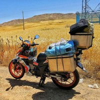 Di Indonesia, ada pria bernama Jeffrey Ronny Polnaja yang berasal dari Solo, Jawa Tengah. Ia melakukan perjalanan keliling dunia di sepanjang garis khatulistiwa, melintasi negara-negara tropis dengan naik motor. Perjalanan tersebut ke tiga kalinya bagi Jeffrey. Foto: Dok. pribadi Alfi.